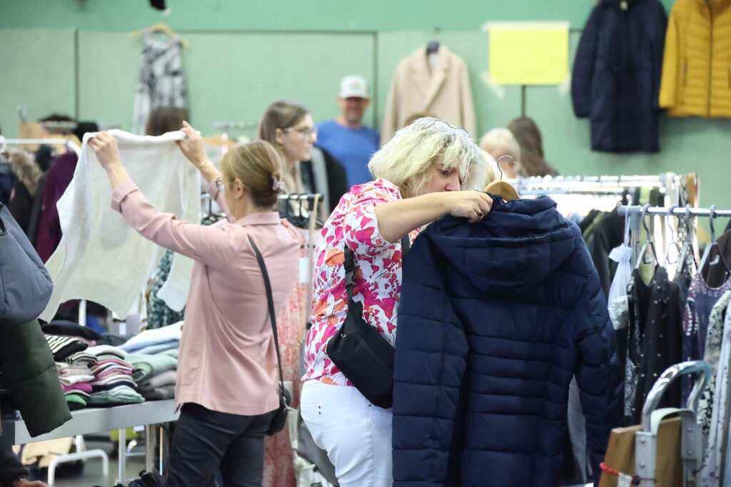 Stöbern, anprobieren, kaufen: Am Sonntag, 6. September, findet der 28. Mechernicher Frauenflohmarkt statt. Aussteller können sich vom 3. bis 14. August anmelden. Foto: Rocco Bartsch/pp/Agentur ProfiPress