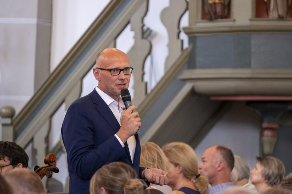 Bad Münstereifels Bürgermeister Sebastian Glatzel erinnerte an die „zweite Welle“ nach der Flut: Eine Welle der Solidarität, Hilfsbereitschaft und gelebten Mitmenschlichkeit. Foto: Ronald Larmann/pp/Agentur ProfiPress