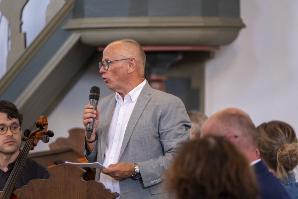 Der stellvertretende Landrat Ralf Claßen betonte, dass Heilung Zeit brauche und Musik Trost schenken könne, wo Worte oft nicht mehr ausreichten. Foto: Ronald Larmann/pp/Agentur ProfiPress