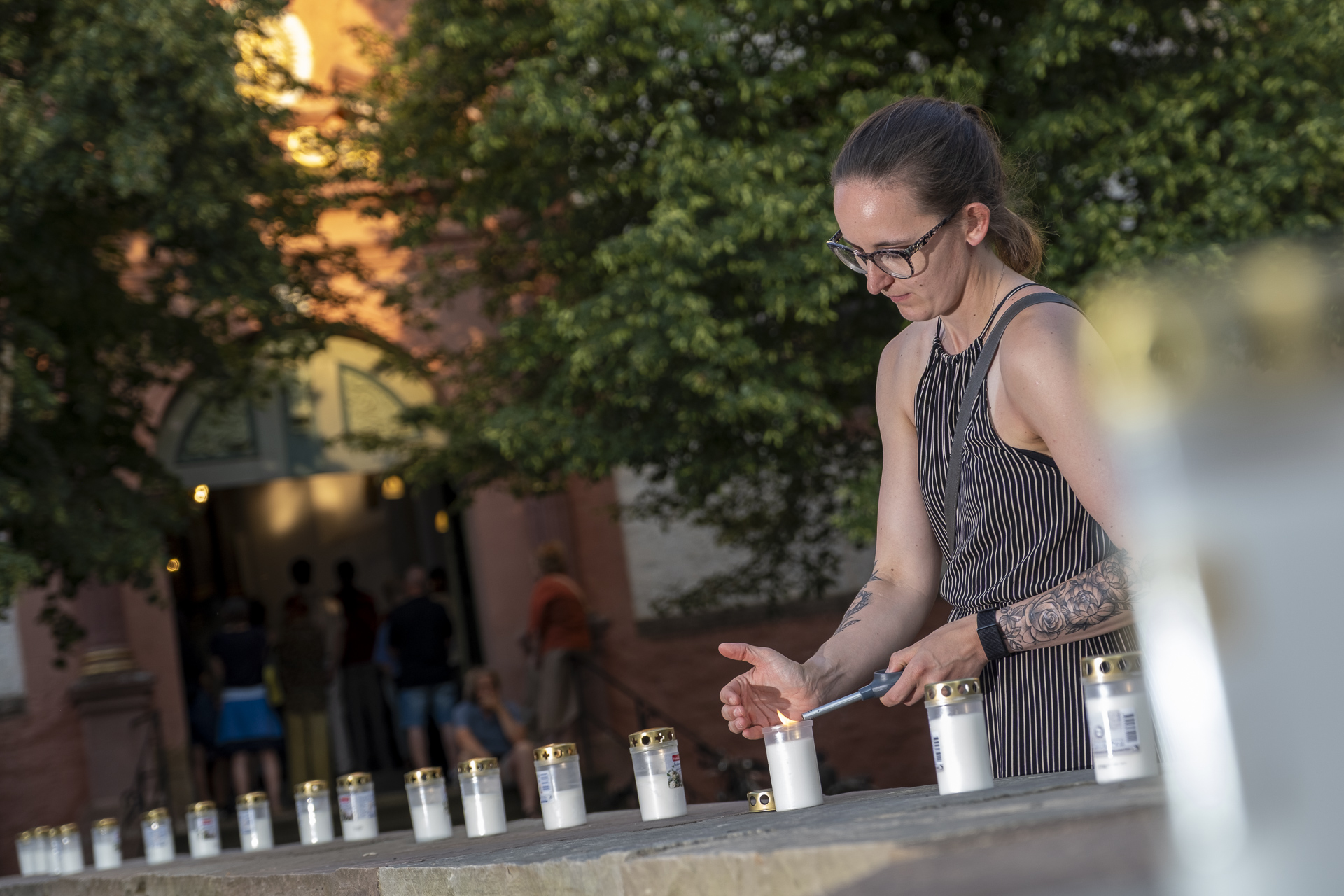 Vor der Jesuitenkirche entzündete Friederike Kalle und ihre Mitstreiter die Gedenkkerzen, die an die Opfer der Flutkatastrophe erinnerten und ein stilles Zeichen der Hoffnung und des Zusammenhalts setzten. Foto: Ronald Larmann/pp/Agentur ProfiPress