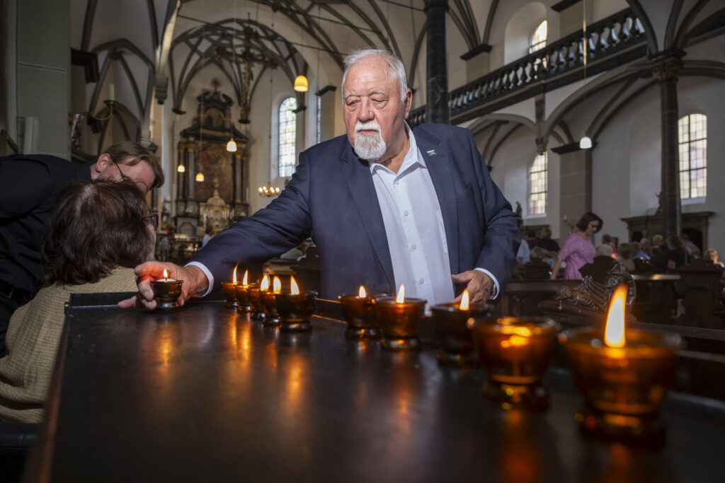 Für die Stadt Mechernich entzündete der stellvertretende Bürgermeister Peter Kronenberg eine Kerze und gedachte damit der Opfer der Flutkatastrophe sowie aller Menschen, die bis heute unter ihren Folgen leiden. Foto: Ronald Larmann/pp/Agentur ProfiPress