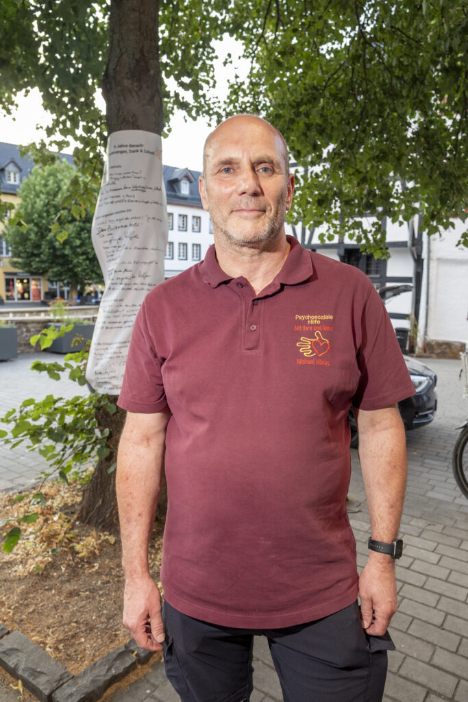 Mit einer Mitmachaktion lud Michael Mönks von der Psychosozialen Hilfe mit Herz und Hand dazu ein, Erinnerungen, Dankbarkeit und Wünsche für die Zukunft auf Plakaten festzuhalten. Foto: Ronald Larmann/pp/Agentur ProfiPress