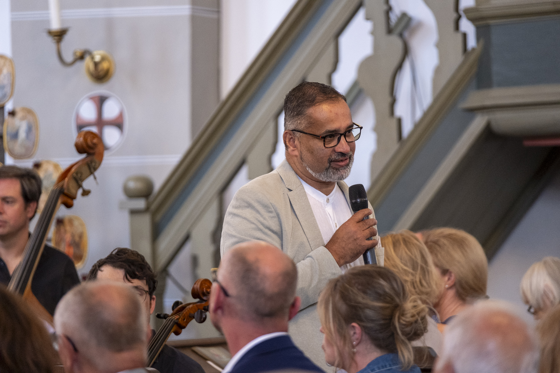 Pfarrer Rego begrüßte die Gäste als Hausherr der Jesuitenkirche. „Die Musik vermag auszudrücken, was Worte oft nicht mehr sagen können“, sagte er in seinem Grußwort. Foto: Ronald Larmann/pp/Agentur ProfiPress