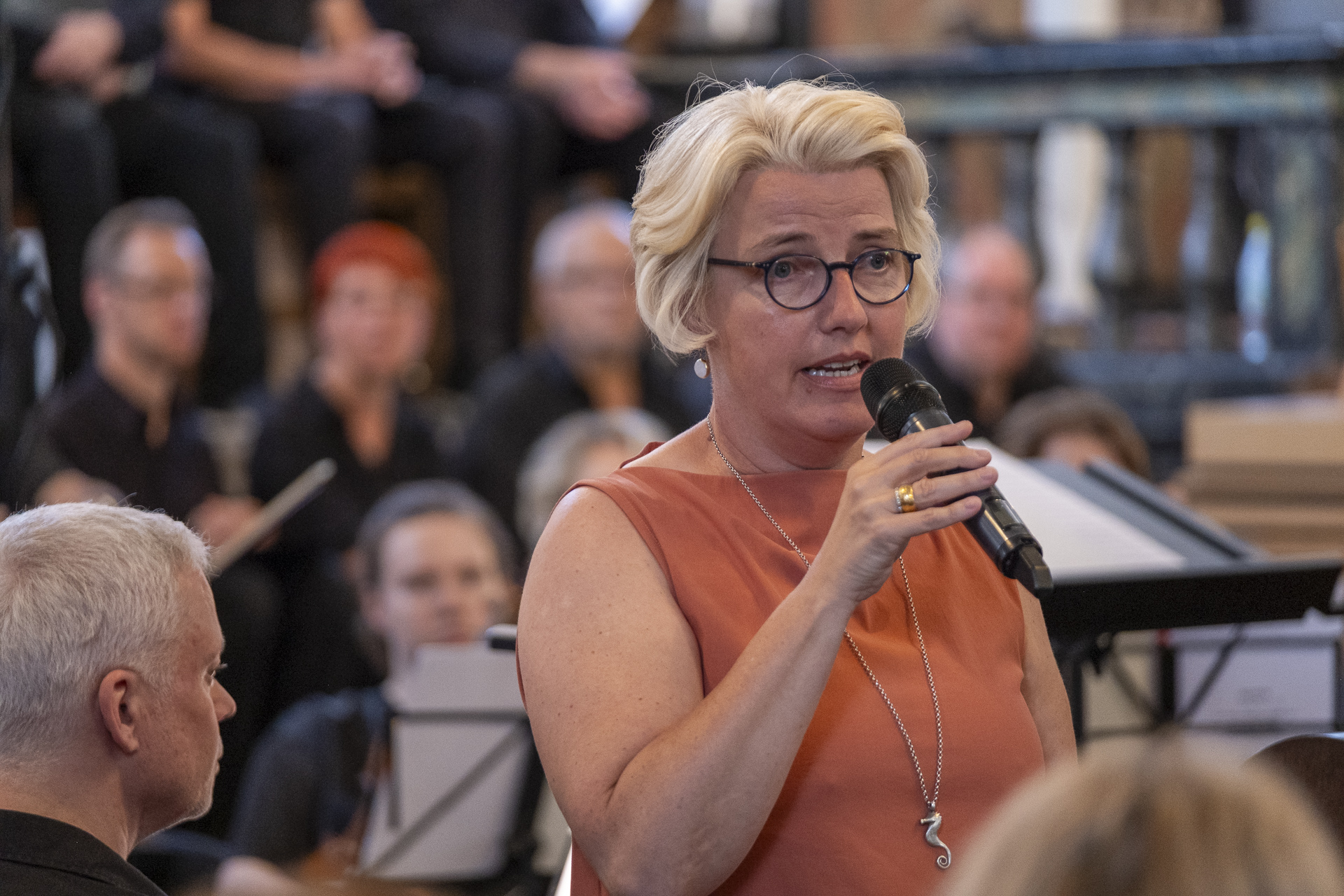 Pfarrerin Elke Smidt-Kulla führte einen eindringlichen Gedanken aus: Erinnerungen seien wie Bänke, auf denen man sich niederlassen könne oder sie auch wieder verlassen könne, um sich ganz der Musik hinzugeben. Foto: Ronald Larmann/pp/Agentur ProfiPress