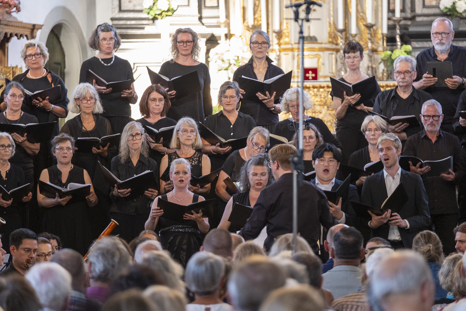 Chor, Solisten und Orchester verliehen Mozarts Requiem eine beeindruckende Ausdruckskraft. Die Aufführung bewegte das Publikum tief und wurde mit langanhaltendem Applaus gewürdigt. Foto: Ronald Larmann/pp/Agentur ProfiPress