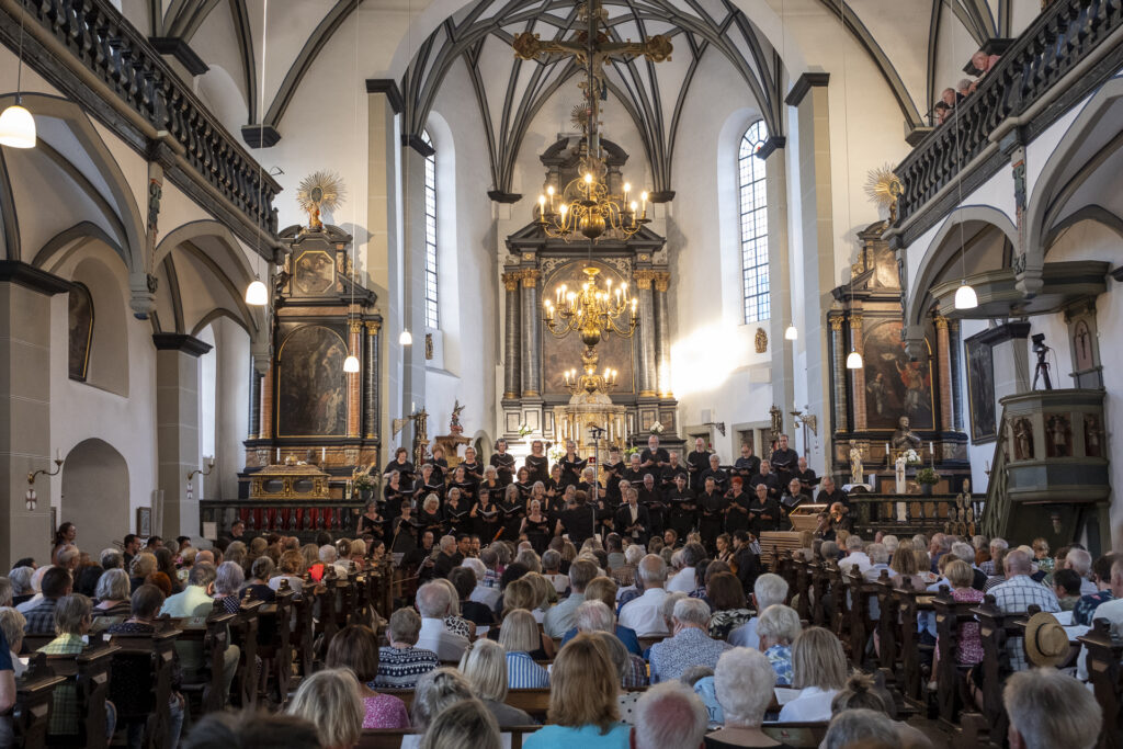 Bis auf den letzten Platz gefüllt: Das Gedenkkonzert zum fünften Jahrestag der Flutkatastrophe bewegte hunderte Besucherinnen und Besucher in der Jesuitenkirche Bad Münstereifel. Foto: Ronald Larmann/pp/Agentur ProfiPress