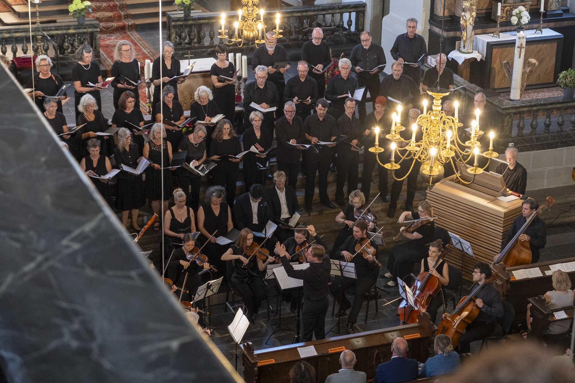 Von der Empore bot sich ein eindrucksvoller Blick auf Chor, Orchester und Dirigent Andreas Schrammek in der bis auf den letzten Platz besetzten Jesuitenkirche. Foto: Ronald Larmann/pp/Agentur ProfiPress