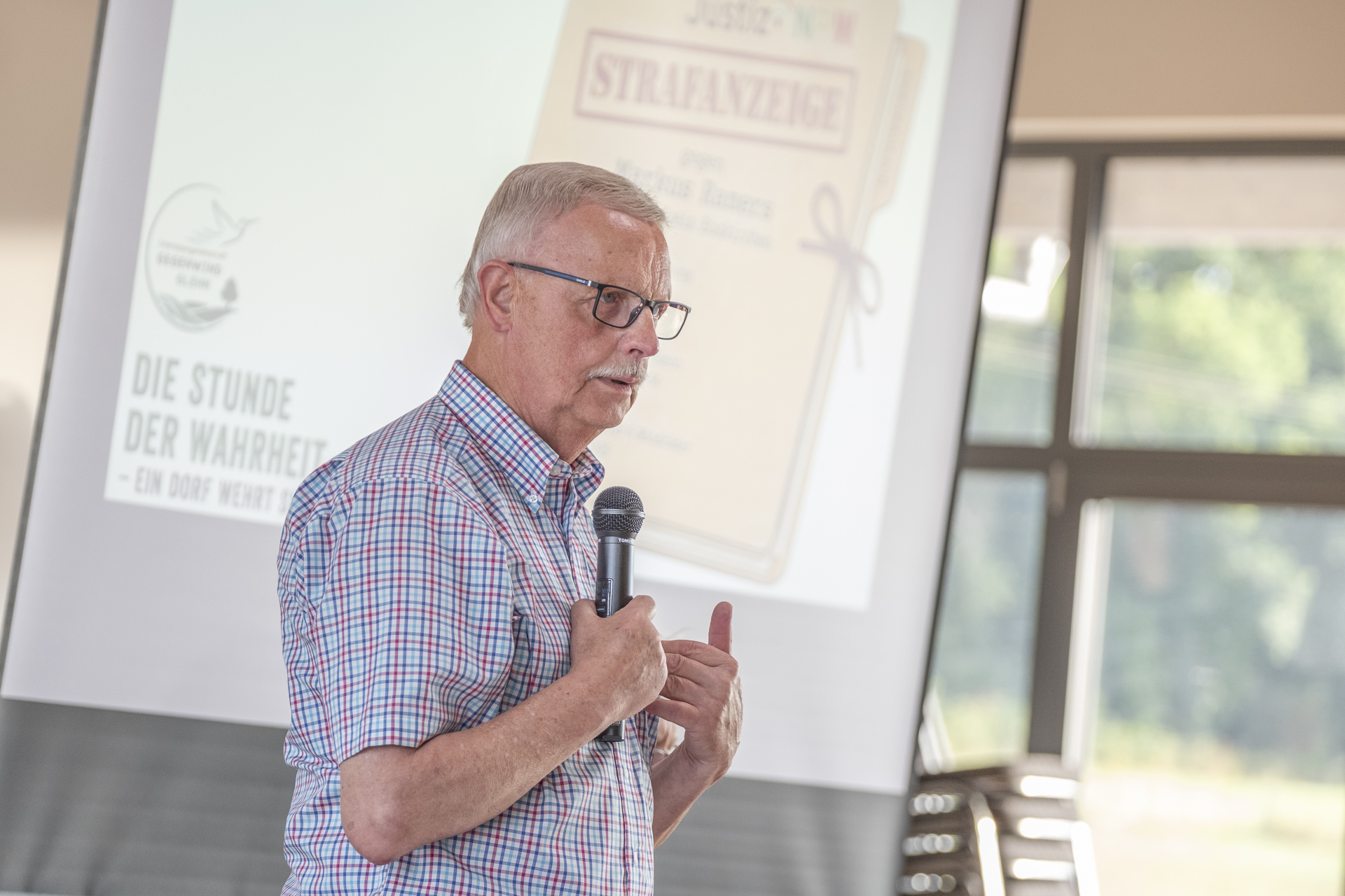 Hubert Braun, Sprecher der IG „Gegenwind Glehn“, informierte die Besucher über den Stand des Verfahrens und begründete die Strafanzeige gegen Landrat Markus Ramers sowie Verantwortliche des Projektierers. Foto: Ronald Larmann/pp/Agentur ProfiPress
