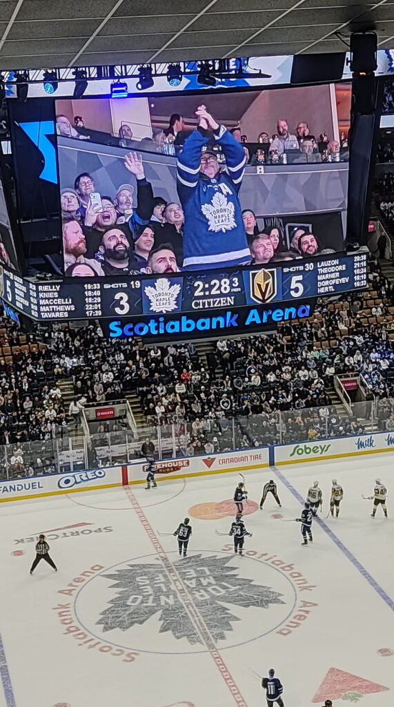 Lebenstraum erfüllt: Während eines sogenannten „Powerbreaks“ erscheint Karlheinz May auf dem riesigen Videowürfel der „Scotiabank Arena“ in Toronto. Für den Eifeler Haie-Fan einer der Höhepunkte seiner Kanada-Reise im Januar 2026. Foto: Privat/pp/Agentur ProfiPress