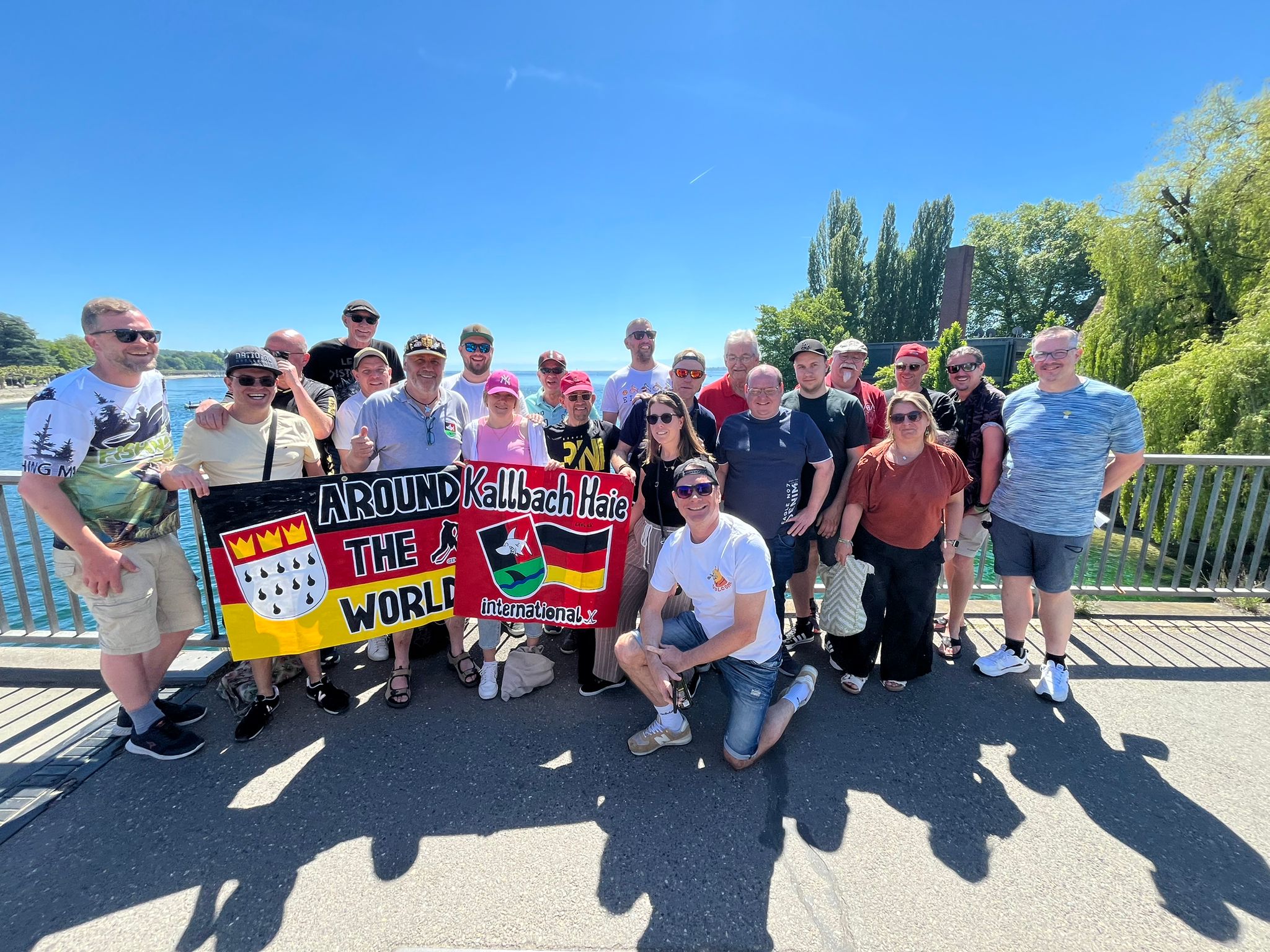 Rot-weiße Botschafter der Eifel: Die Kallbach Haie während der Weltmeisterschaft 2026 in der Schweiz bei einem Stopp in Konstanz. Der Fanclub zählt heute 147 Mitglieder und gehört zu den größten Haie-Fanclubs außerhalb Kölns. Foto: Privat/pp/Agentur ProfiPress