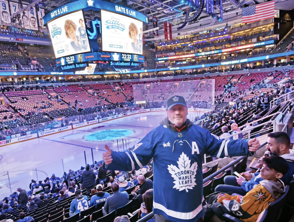 Fanklubvorsitzender Karlheinz May steht zu Hause regelmäßig nachts auf, um sich im Fernsehen die Spiele der insgesamt 32 kanadischen und US-amerikanischen Teams der National Hockey League (NHL) anzusehen. Neben den Kölner Haien schlägt sein Herz für die Toronto Maple Leafs, sein Fantrikot trägt die Nummer 44 seines Idols, Verteidiger Morgan Rielly, hier beim Match in Toronto gegen den Vegas Golden Knights. Foto: Privat/pp/Agentur ProfiPress