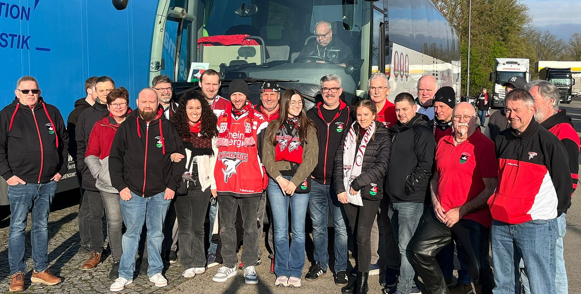 Auswärtsspiele gehören dazu: Mitglieder der Kallbach Haie vor dem Spiel des KEC in Schwenningen. Früher oft mit dem Bus unterwegs, reisen die Eifeler heute meist gemeinsam mit der Bahn zu den Spielen. Foto: Privat/pp/Agentur ProfiPress