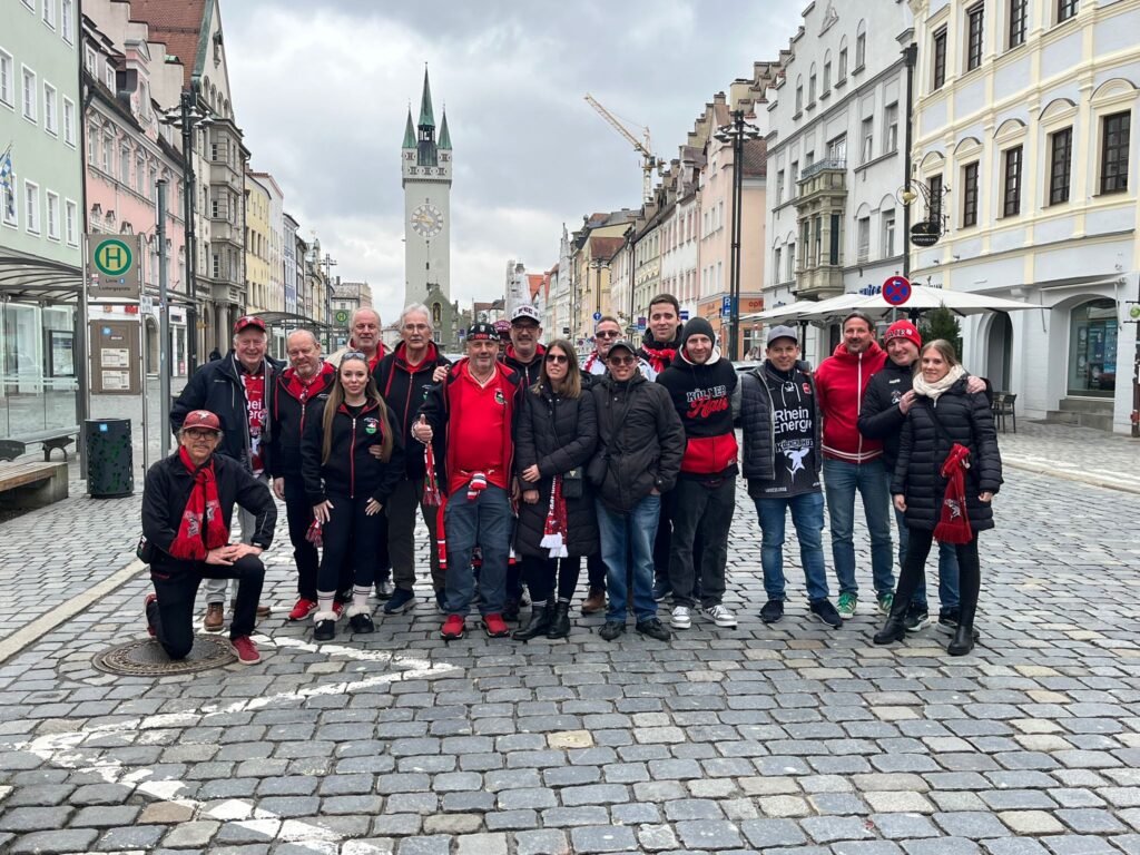 Eishockey verbindet Generationen: Die Kallbach Haie auf Auswärtstour in Straubing. Der Verein legt besonderen Wert auf Gemeinschaft und Nachwuchsarbeit – 28 Mitglieder sind jünger als 25 Jahre. Foto: Privat/pp/Agentur ProfiPress