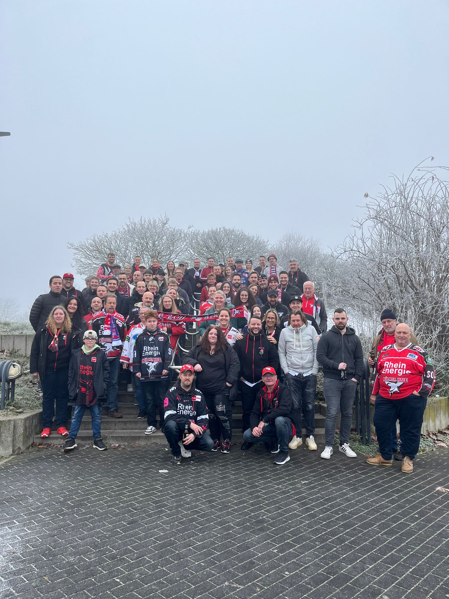 Mehr als ein Fanclub: Die jährlichen Vereinstouren gehören zu den Höhepunkten im Vereinsleben der Kallbach Haie. 2025 führte die Reise nach Mannheim. Foto: Privat/pp/Agentur ProfiPress