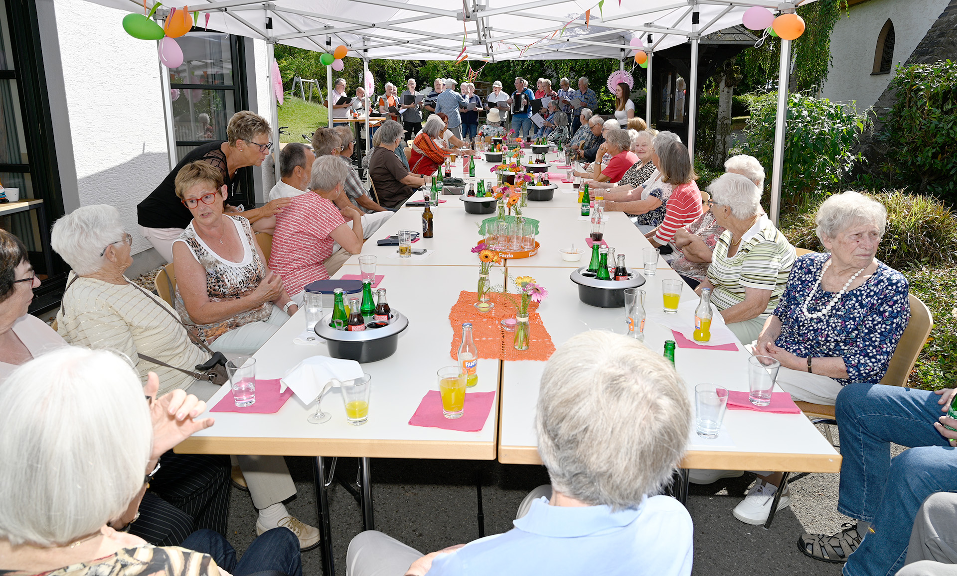 Die gut besuchte Tafel des Ü60-Treffs kam an diesem Tag unter anderem in den Genuss von frischen Frühlingsrollen, heißem Grillgut und selbstgebackenem Kuchen. Foto: Henri Grüger/pp/Agentur ProfiPress