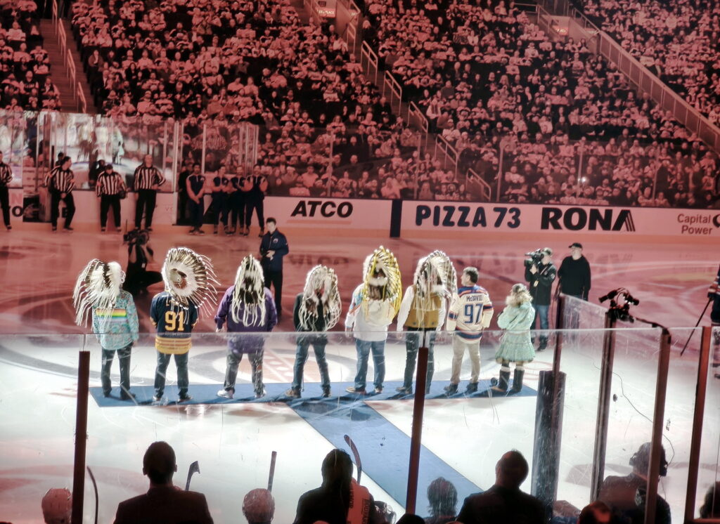 Gänsehaut in Kanada: Vor Spielbeginn in Edmonton treten Angehörige indigener Völker mit traditionellem Federkopfschmuck auf. Für Karlheinz May gehörten solche Momente zu den eindrucksvollsten Erlebnissen seiner NHL-Reise. Foto: Privat/pp/Agentur ProfiPress