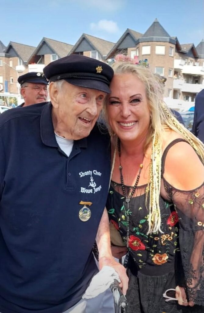 Sängerin Kristina Linden mit Senior Günter Niedermeier, dem Charmeur des Weilerswister Shanty-Ensembles. Foto: Privat/pp/Agentur ProfiPress
