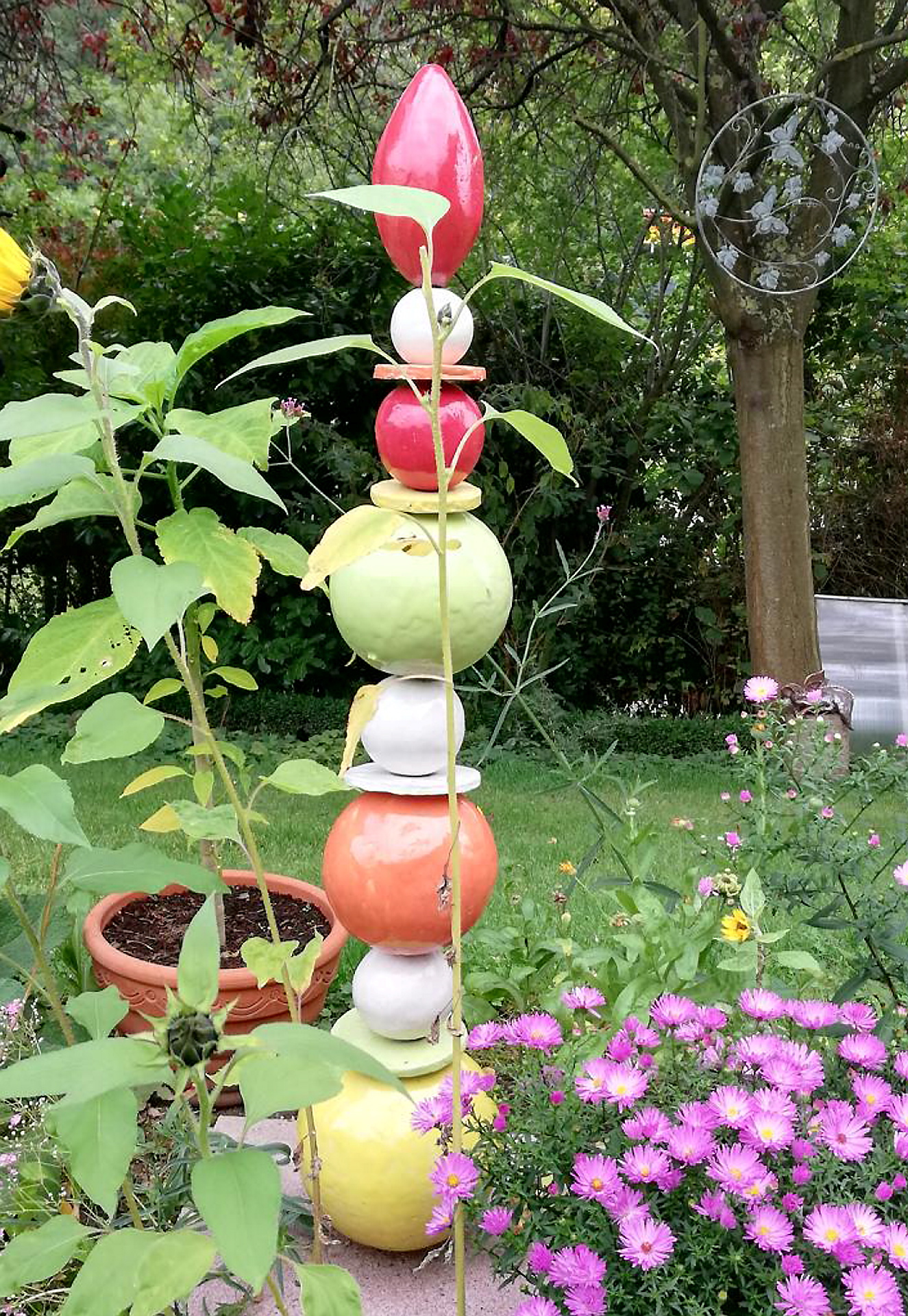 Im 1.500 Quadratmeter großen Garten der Kommernerin gibt es einiges an Gartenkunst zu bestaunen. Foto: Bause/pp/Agentur ProfiPress