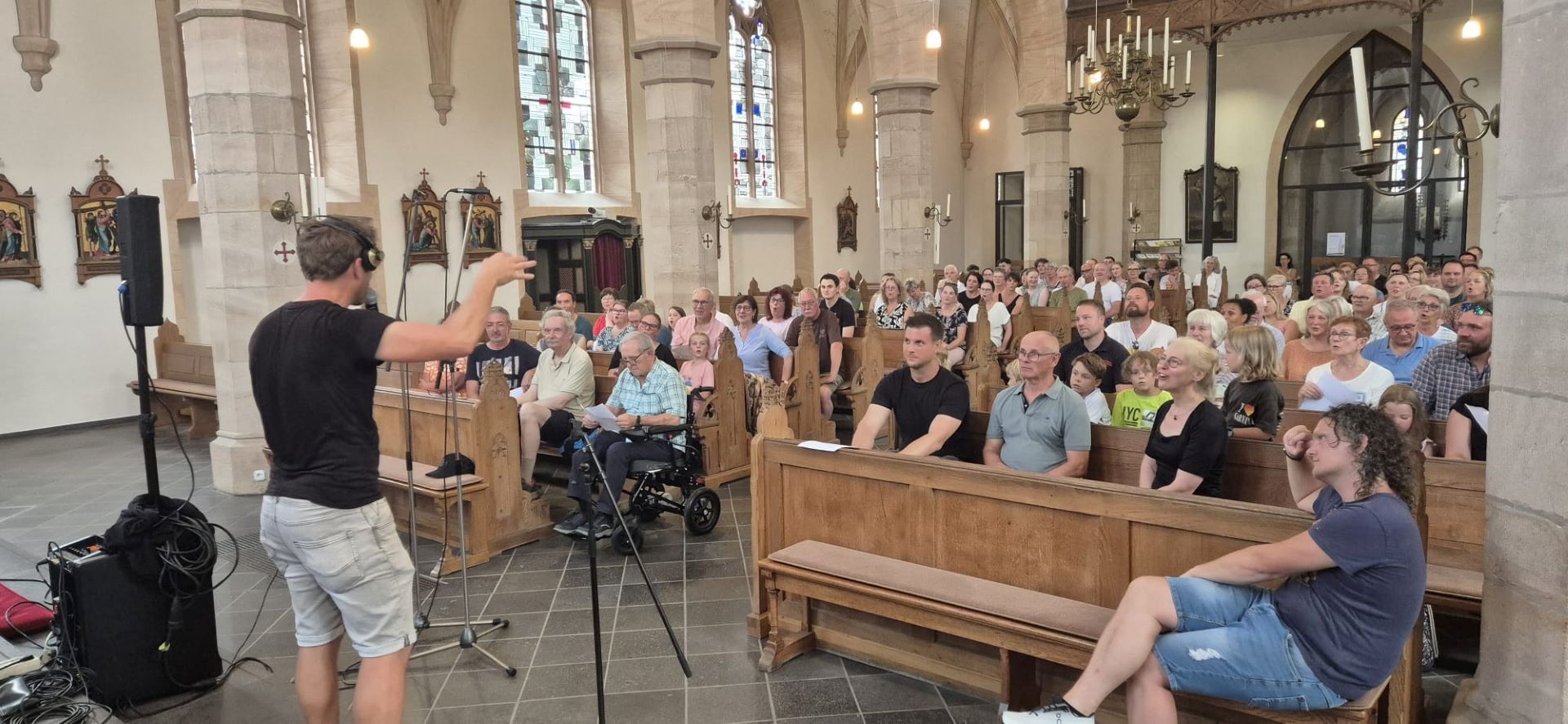 Trotz extremer Temperaturen sangen den Refrain viele Kommernerinnen und Kommerner konzentriert mit. Zahlreiche Dorfvereine kommen namentlich im Text des stimmungsvollen Songs vor. Foto: Kerstin Rottland/pp/Agentur ProfiPress