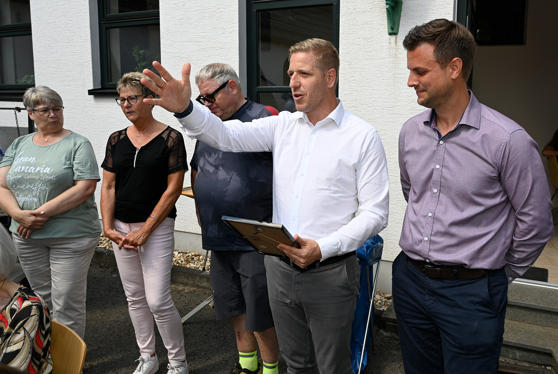 „Das ist tatsächlich etwas Besonderes, was Sie hier alle miteinander tun“, betonte Landrat Markus Ramers in seinem Grußwort. Und auch Bürgermeister Michael Fingel (r.) stellte fest: „Gerade im Alter ist nichts schlimmer, als allein zu sein. Wenn man zusammenrückt, ist das doch etwas sehr Schönes.“ Foto: Henri Grüger/pp/Agentur ProfiPress