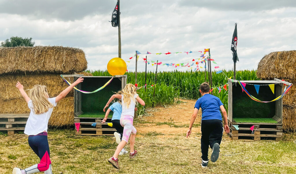 Augen auf, und rein ins grüne Dickicht! Am Sonntag, 12. Juli, öffnet das XXL-Maislabyrinth auf dem Krewelshof Eifel seine verschlungenen Wege. Foto: Krewelshof/pp/Agentur ProfiPress