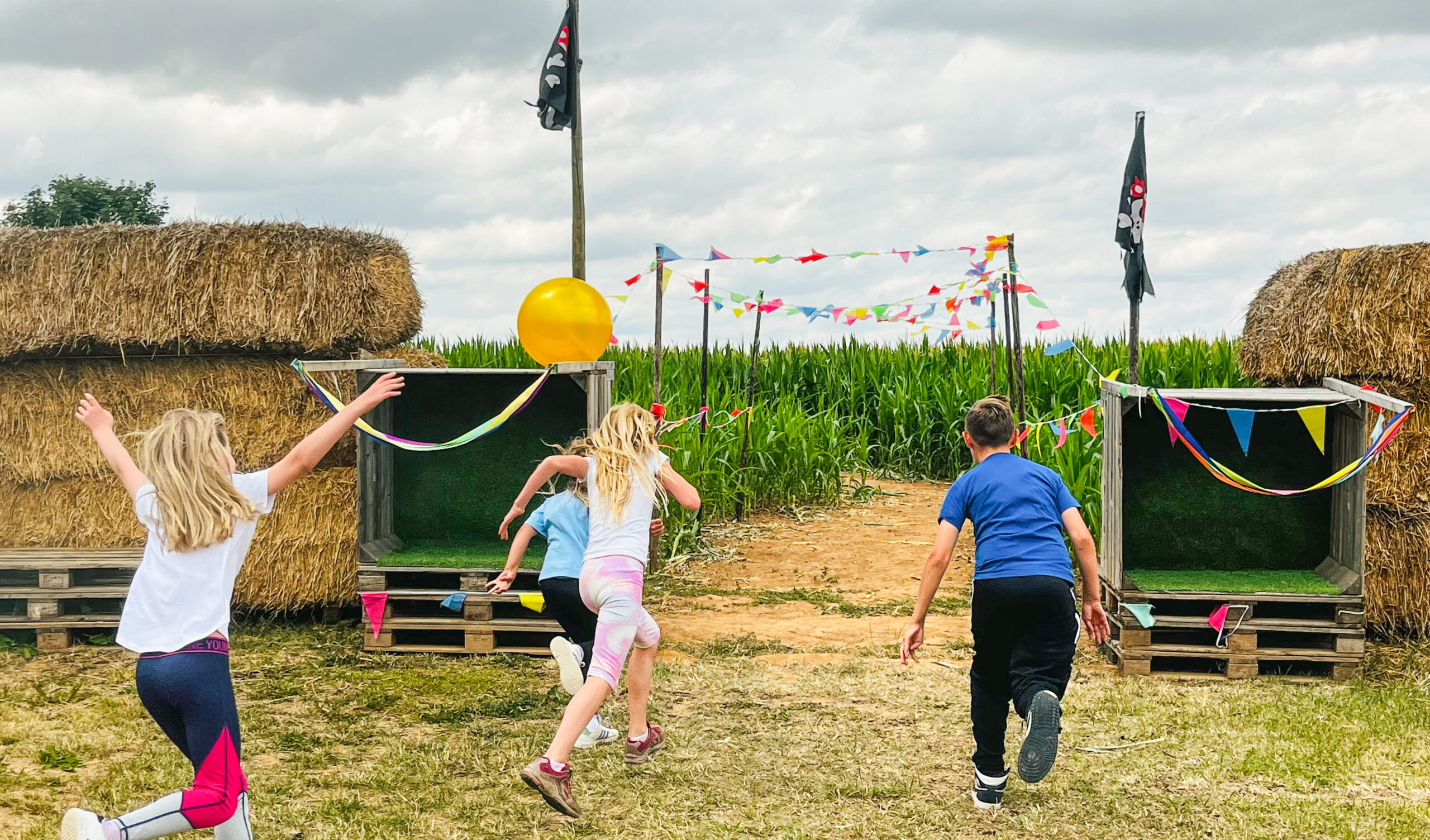 Augen auf, und rein ins grĂŒne Dickicht! Am Sonntag, 12. Juli, öffnet das XXL-Maislabyrinth auf dem Krewelshof Eifel seine verschlungenen Wege. Foto: Krewelshof/pp/Agentur ProfiPress