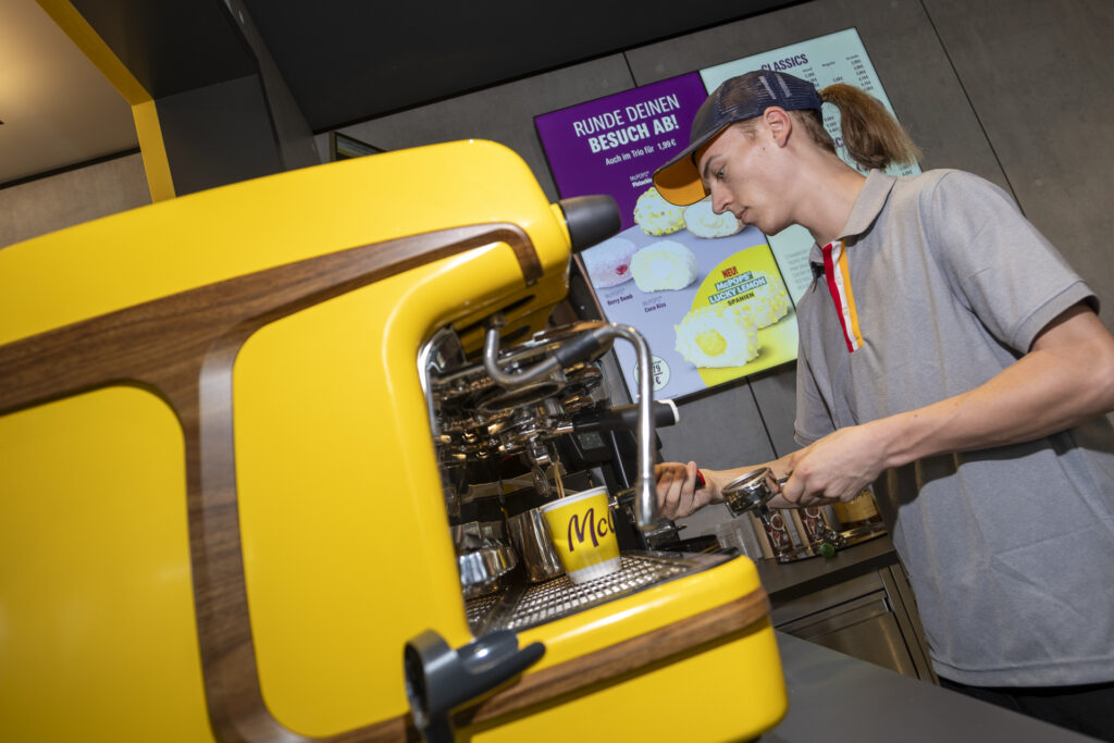 Im McCafé kommt eine hochwertige La-Cimbali-Kaffeemaschine aus Italien zum Einsatz. Mitarbeiter bereiten dort Kaffeespezialitäten wie Espresso, Cappuccino oder Latte Macchiato frisch zu. Foto: Ronald Larmann/pp/Agentur ProfiPress