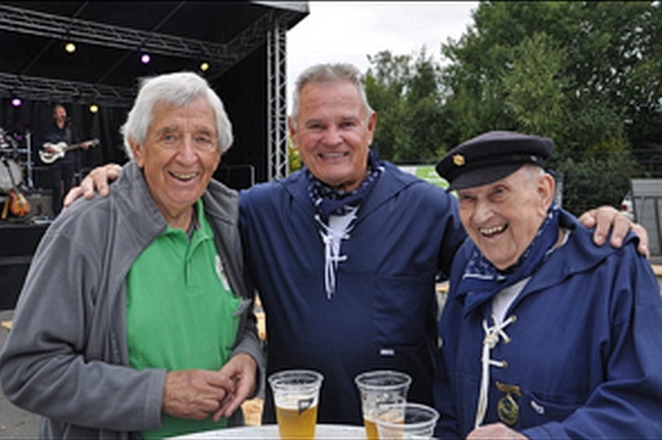 Gemeinsam für den guten Zweck: Willi Greuel (l.), Vorsitzender der Hilfsgruppe Eifel, Alt-Landrat und Blaue-Jungs-Gitarrist Günter Rosenke und Günter Niedermeier, ältestes Mitglied der „Blauen Jungs“ mit 92 Jahren beim Benefizkonzert zugunsten krebskranker Kinder. Foto: Privat/pp/Agentur ProfiPress