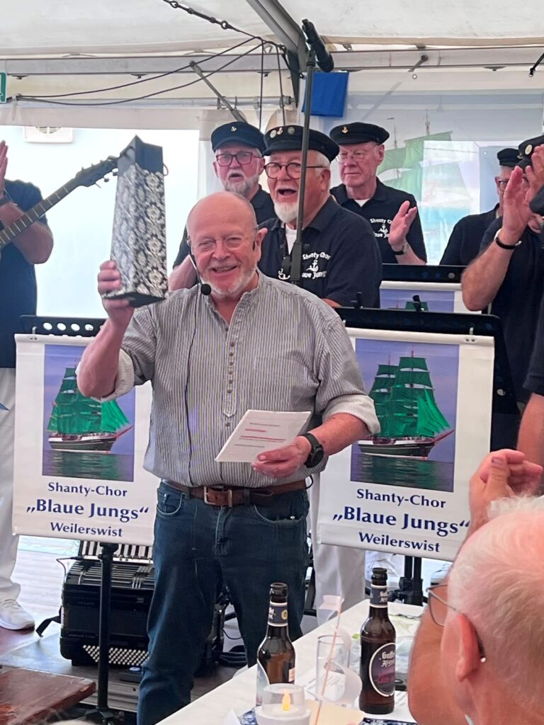 Mit Witz, Seemannsgarn und zahlreichen Geschichten aus drei Jahrzehnten Vereinsgeschichte führte Moderator Manfred „Manni“ Lang aus Mechernich durch das Jubiläumskonzert der „Blauen Jungs“ und nahm das Publikum mit auf eine musikalische Weltreise. Foto: Privat/pp/Agentur ProfiPress