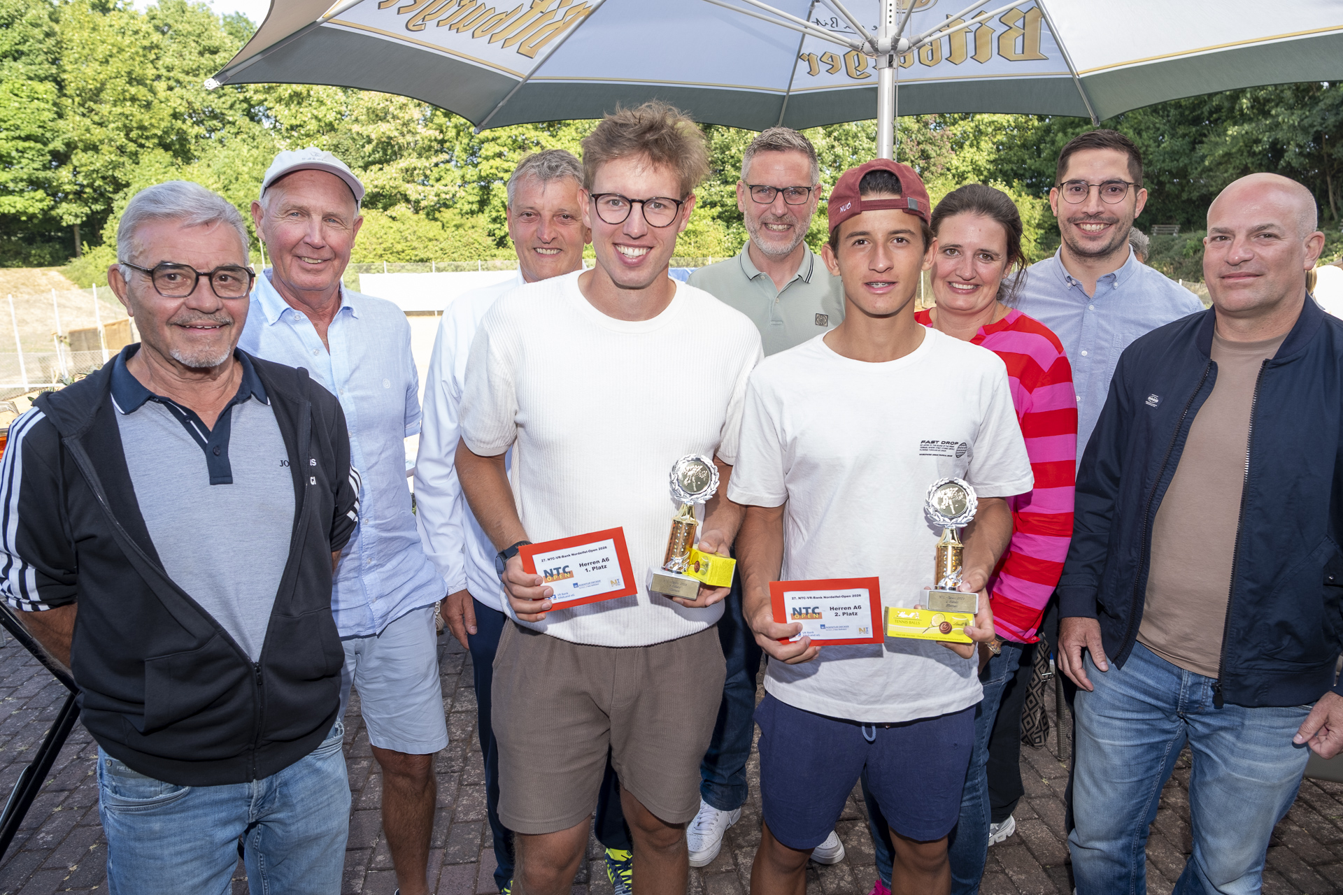 Bei der Siegerehrung der Herren (v. l.): Siggi Hein, Ernst Widdau, Oberschiedsrichter Jürgen Ehlen, Sieger Niklas Koch, Bürgermeister Norbert Crump, Finalist Pedro Nascimento de Queiroz, Daniela Widdau, Carsten Heinz (VR Bank EifelLand) und Oliver Esser. Foto: Ronald Larmann/pp/ProfiPress