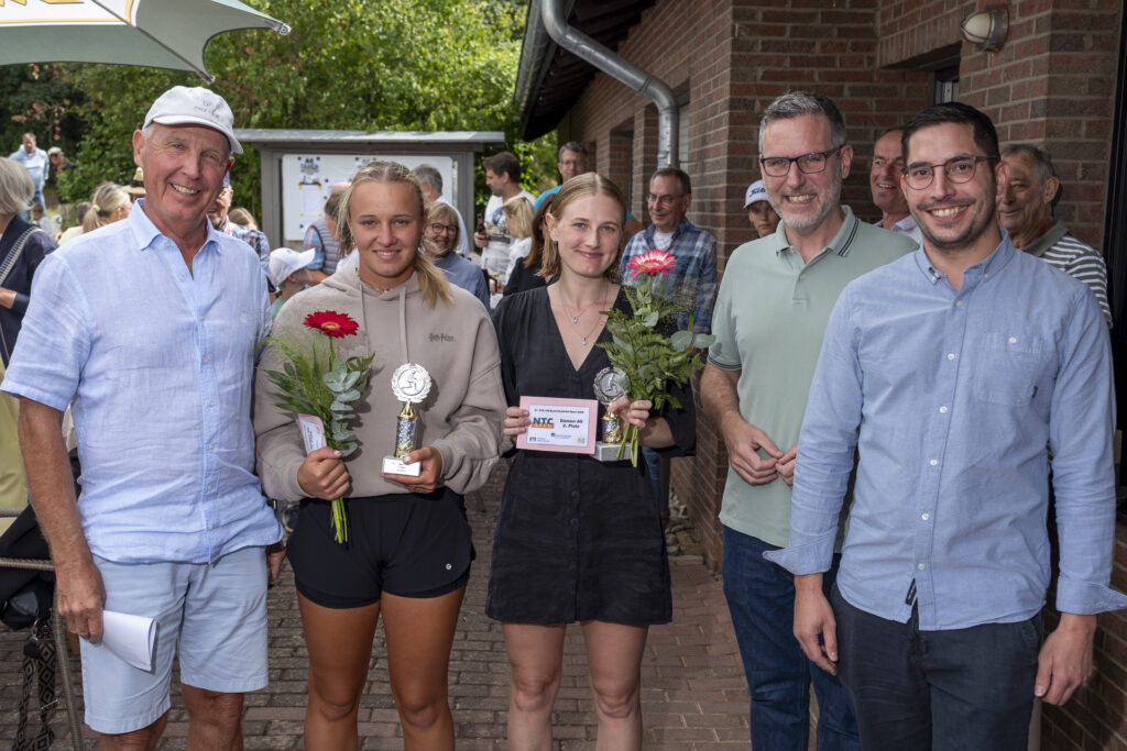 Bei der Siegerehrung der Damen (v. l.): Turnierorganisator Ernst Widdau, Siegerin Anastasiya Kuparev, Finalistin Elizaveta Andryukhova, Bürgermeister Norbert Crump und Carsten Heinz, Filialleiter der VR Bank EifelLand in Nettersheim. Foto: Ronald Larmann/pp/ProfiPress