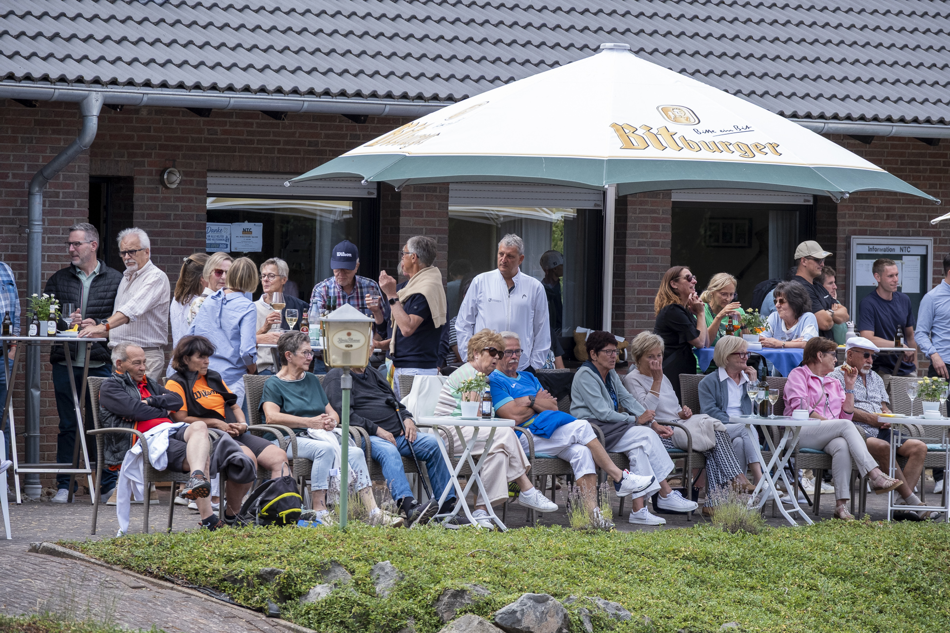 Zahlreiche Zuschauer verfolgten an allen drei Turniertagen die hochklassigen Begegnungen auf der Anlage des TC Nettersheim. Foto: Ronald Larmann/pp/ProfiPress