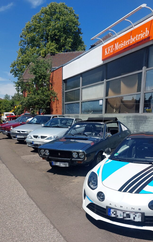 Mehr als 50 Fahrzeuge waren zum 29. Treffen des „Renault Oldie Club Eifel“ nach Roggendorf gekommen. Foto: Renault Oldie Club Eifel/pp/Agentur ProfiPress