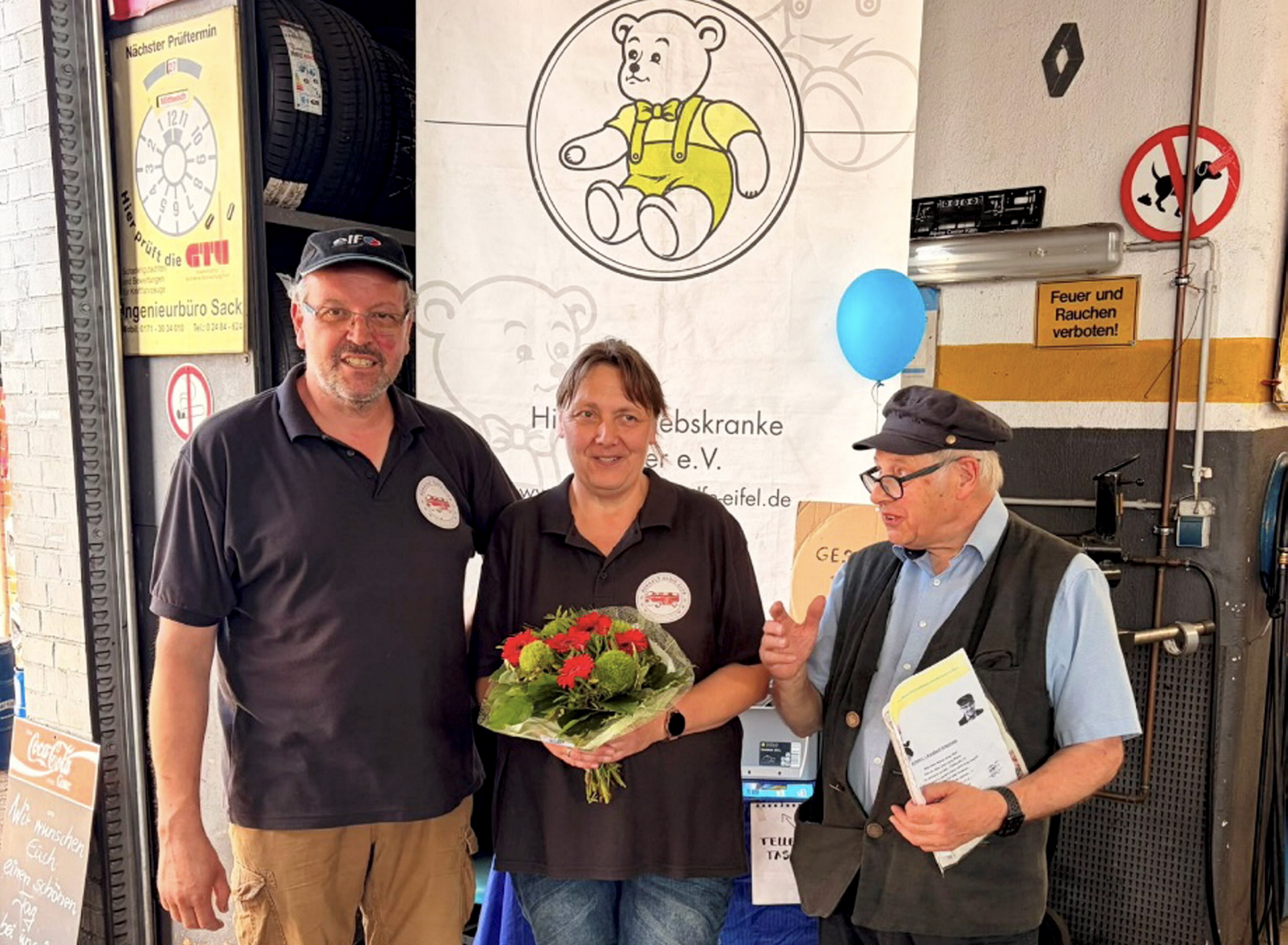 Jörn und Andrea Hück, die Ausrichter des Jubiläums zum 30-jährigen Bestehen des „Renault Oldie Club Eifel“, freuten sich über die Glückwünsche von Mechernichs stellvertretendem Bürgermeister Heinz Schmitz (r.). Foto: Renault Oldie Club Eifel/pp/Agentur ProfiPress