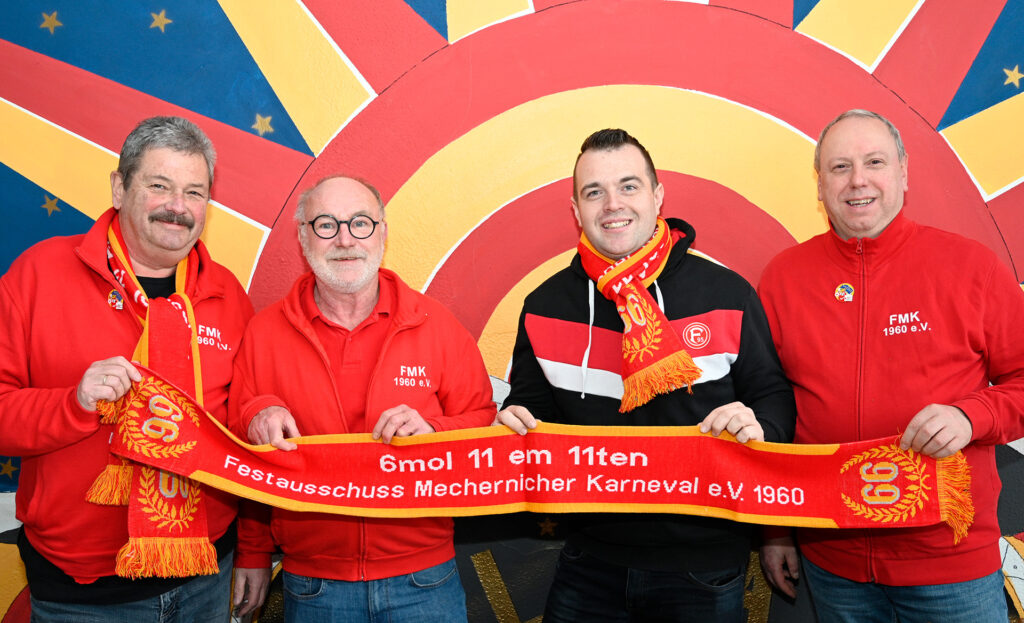 Im Januar hatte der Vorstand des FMK (in rot, von links) Albert Meyer, Gerd Jannes und Johann Manfred Klöcker zusammen mit X-Projekt Entertainment-Geschäftsführer Tom Ley Werbung für das Programm an den Karnevalstagen gemacht. Mit dabei hatten sie schon den Vereinsschal zum jecken Jubiläum. Foto: Henri Grüger/pp/Agentur ProfiPress
