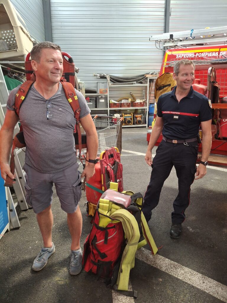 In der Feuerwehrzentrale von Nyons informierte sich die Delegation (hier mit Rucksack: Andreas Sack vom Freundeskreis Mechernich-Nyons) über Organisation, Ausstattung und spezielle Herausforderungen bei der Bekämpfung von Waldbränden. Foto: Privat/pp/Agentur ProfiPress