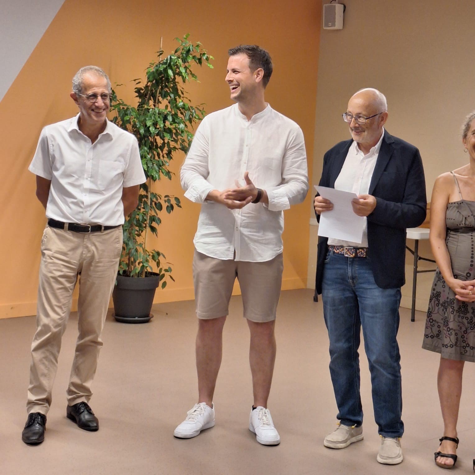 Verstanden sich auf Anhieb: Bürgermeister Michael Fingel (mitte) und sein Amtskollege Christian Teulade (rechts) sowie Nyons‘ Ex- und Mechernichs „Ehrenbürgermeister“ Pierre Combes im Veranstaltungszentrum Maison de Pays. Foto: Privat/pp/Agentur ProfiPress