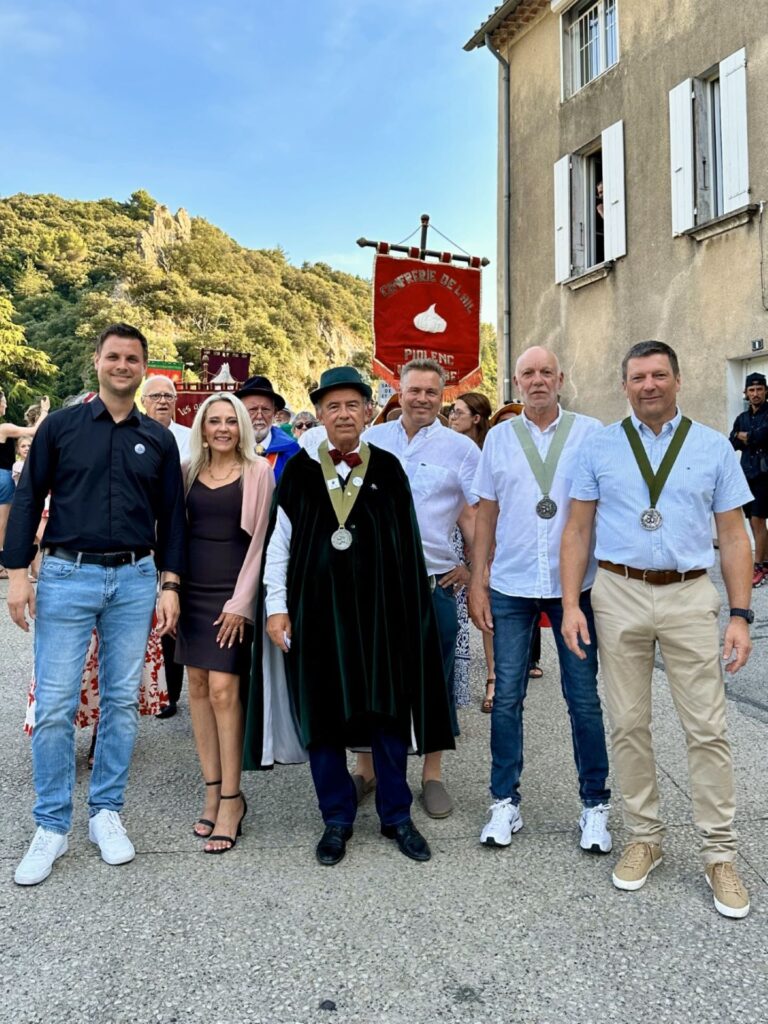 Das 60. Olivenfest mit dem traditionellen Festumzug „Repas des Olivades“ bildete den Höhepunkt von Michael Fingels (l.) Antrittsbesuch. Neben ihm, v. l. n. r., Manuela Holtmeier, Jaques Pipard aus Nyons, Peter Schweikert-Wehner, Wilfried Hamacher und Andreas Sack. Foto: Privat/pp/Agentur ProfiPress
