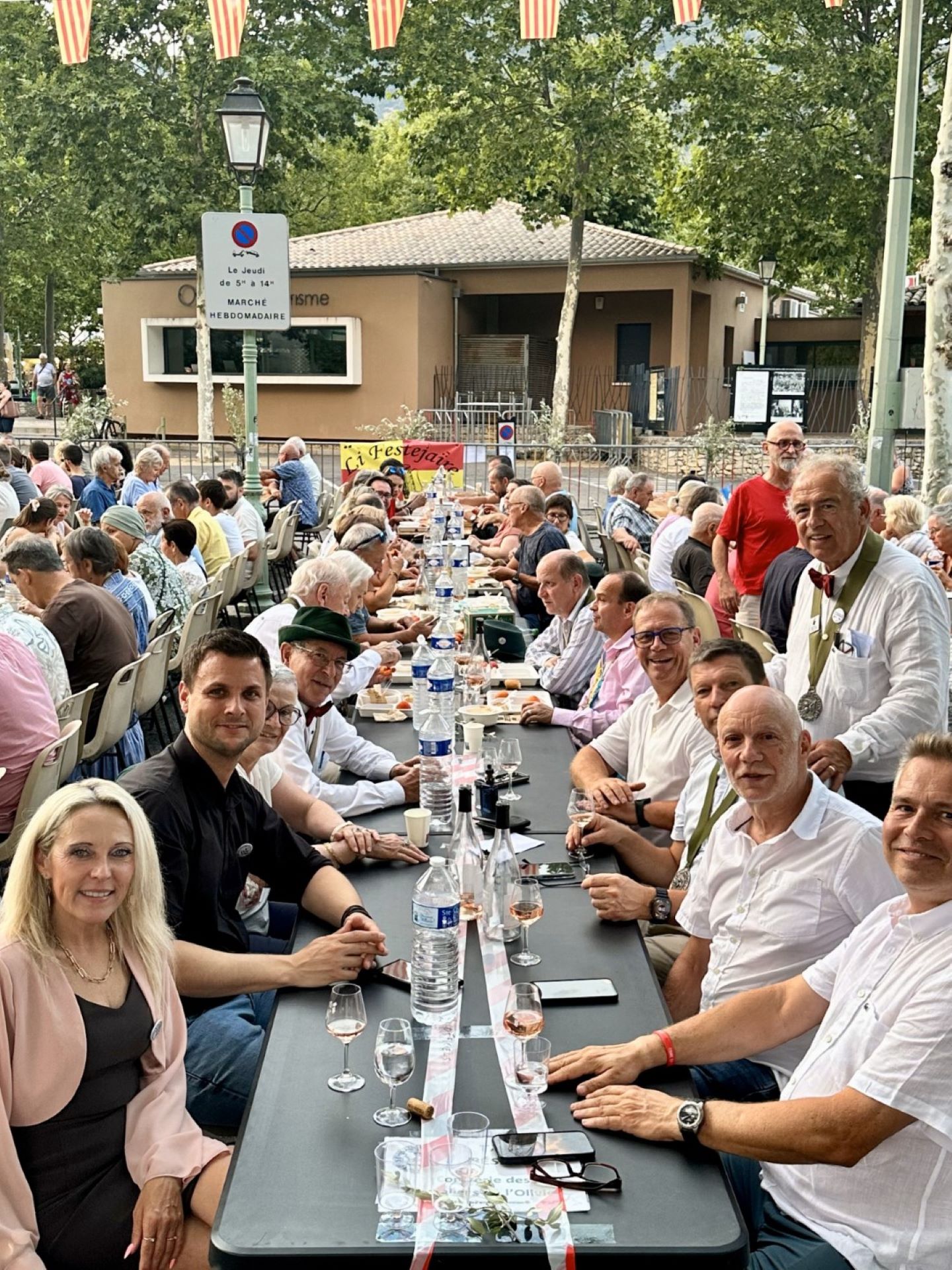 Bei bestem Sommerwetter, liebevoller Dekoration und ausgelassener Stimmung erlebten die Gäste ein eindrucksvolles Fest, das mit einem Konzert der provenzalischen Musikgruppe „Li Festijaires“ seinen stimmungsvollen Abschluss fand. Foto: Jaques Pipard/pp/Agentur ProfiPress