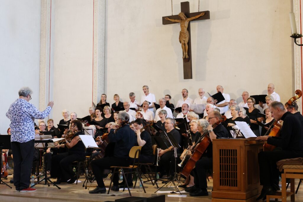 Auf persönlichen Wunsch des Jubilars sorgten die gemeinsamen Chöre aus Mechernich und Steinfeld mitsamt Orchester unter Leitung von Erik Arndt für die Gestaltung des Gottesdienstes. Foto: Steffi Tucholke/pp/Agentur ProfiPress