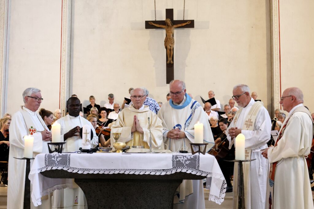 Beim gemeinsamen Gebet (v.l.): Pfarrer Axel Lautenschläger, Father Patrick Mwanguhya, Pfarrer Felix Dörpinghaus, Pfarrer Erik Pühringer, Pater Alfons und Pater Hermann Preußner. Foto: Steffi Tucholke/pp/Agentur ProfiPress