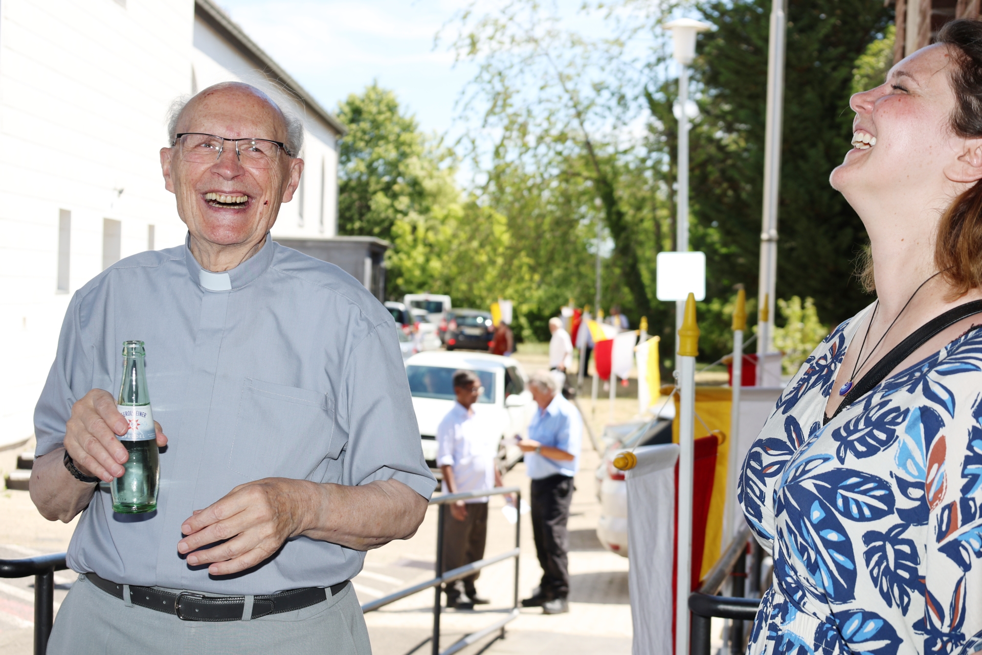 Gelöst lachend zeigte sich Pfarrer Felix Dörpinghaus zur Jubiläumsfeier seiner Priesterweihe, hier mit Pastoralreferentin Linda Schmitt-Thees. Foto: Steffi Tucholke/pp/Agentur ProfiPress