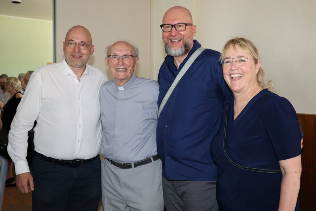 Gruppenfoto mit Familie: Pfarrer Felix Dörpinghaus (2.v.l.) mit seinen beiden Neffen Maximilian Banse (2.v.r.) und Hans-Michael Banse (l.) mit Ehefrau Sabine Banse (r.). Foto: Steffi Tucholke/pp/Agentur ProfiPress