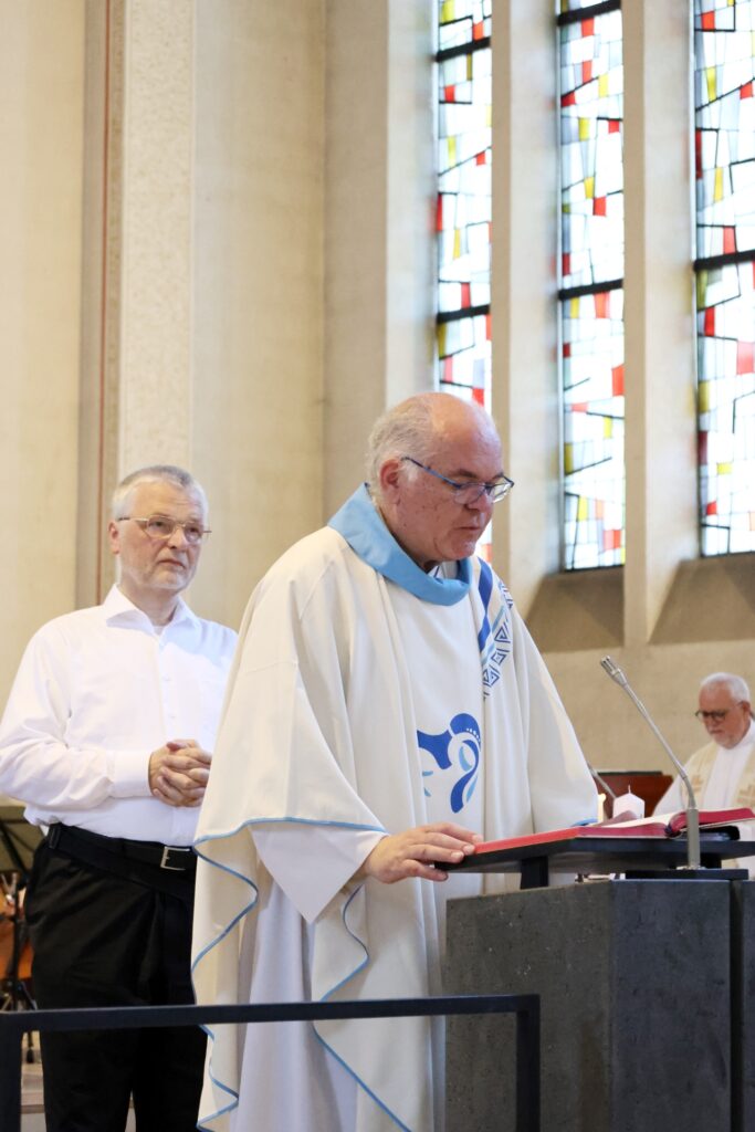 „Trotz aller Umbrüche, die er erlebt hat, hat Pfarrer Dörpinghaus immer die Botschaft von Gottes Heil an die Menschen weitergegeben“, erzählte Pfarrer Erik Pühringer in seiner Ansprache. Foto: Steffi Tucholke/pp/Agentur ProfiPress