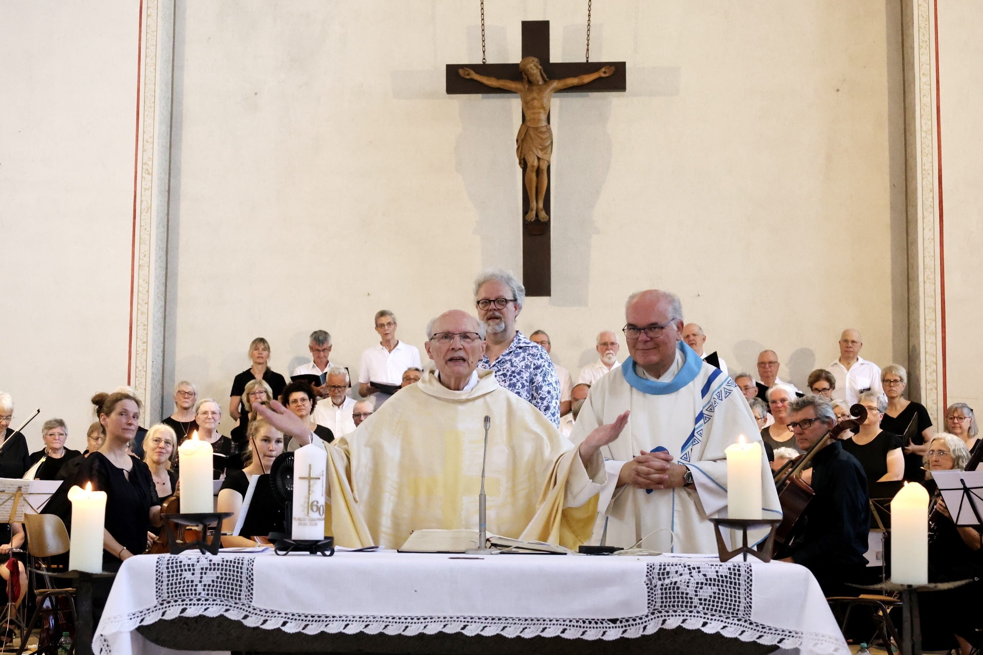 „Von Herz zu Herz“ bedankte sich Pfarrer Felix Dörpinghaus bei Wegbegleitern, Freunden und Verwandten, die zur Jubiläumsmesse zum 60. Jahrestag seiner Priesterweihe in die Mechernicher Pfarrkirche St. Johannes Baptist gekommen waren. Foto: Steffi Tucholke/pp/Agentur ProfiPress