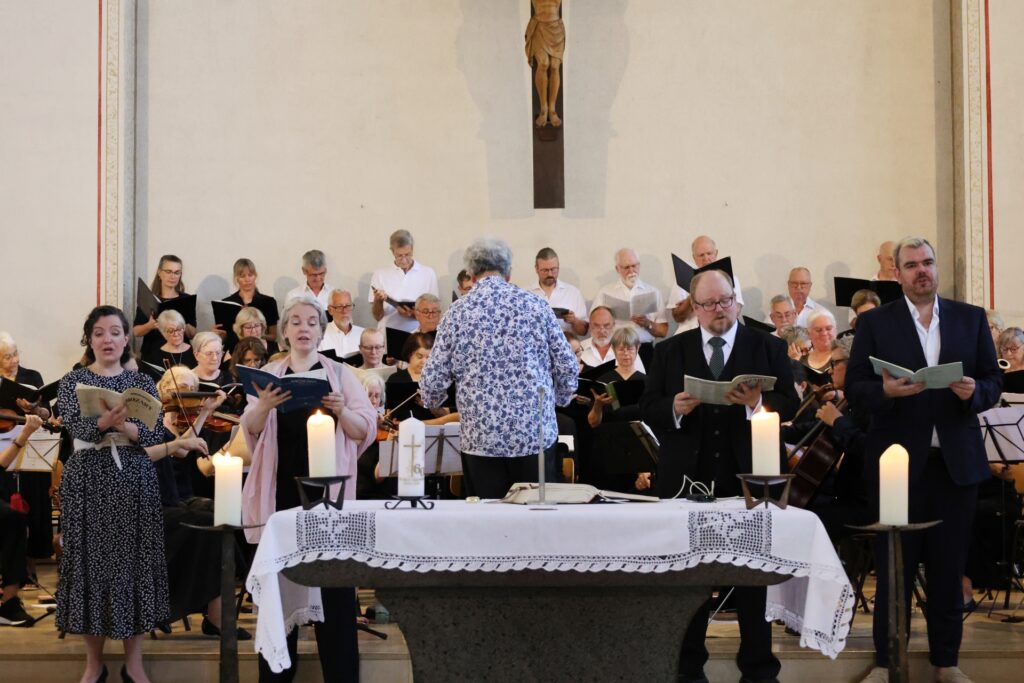 Eindrucksvoll füllten Sänger und Orchester die Pfarrkirche mit den Klängen von Mozarts Krönungsmesse. Foto: Steffi Tucholke/pp/Agentur ProfiPress