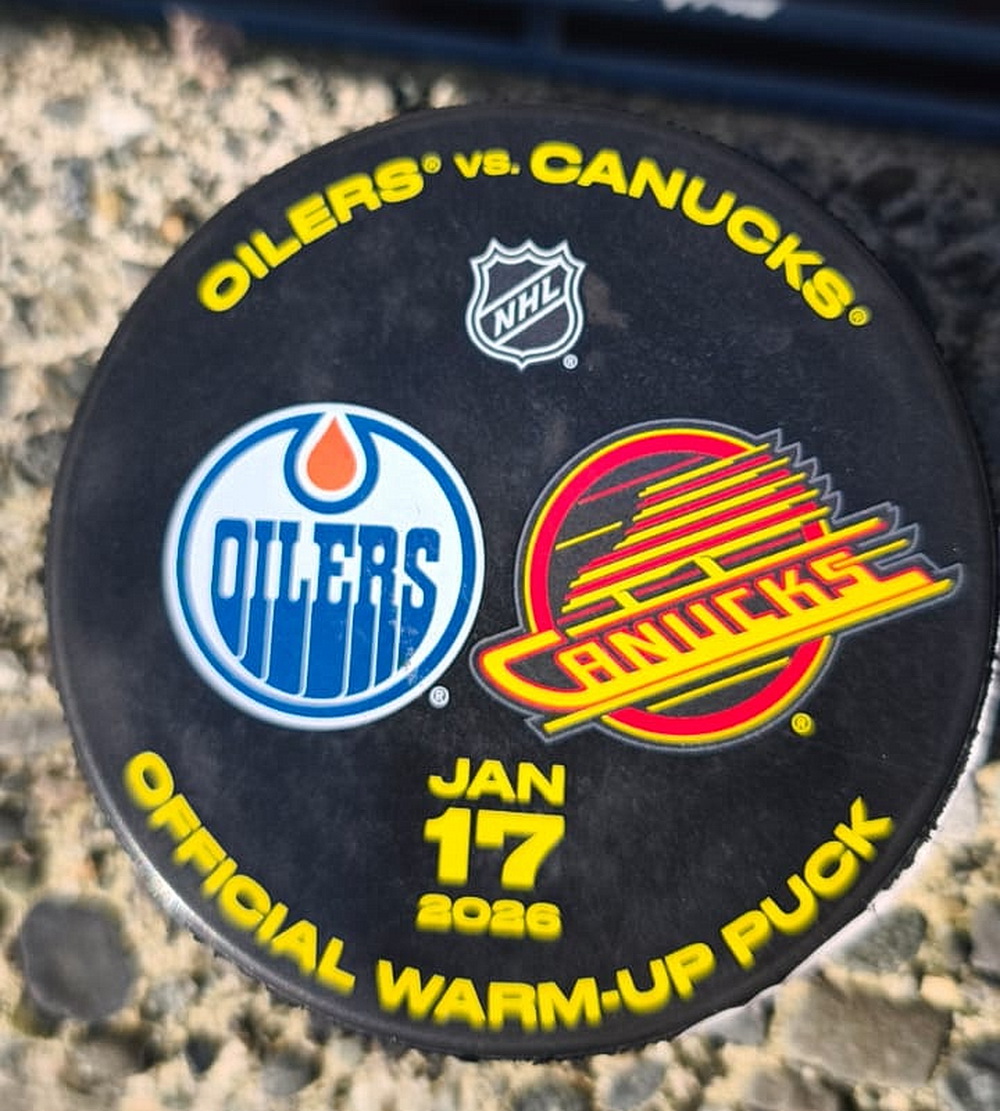 Ein besonderes Erinnerungsstück: Diesen offiziellen Warm-up-Puck vom NHL-Spiel zwischen den Edmonton Oilers und den Vancouver Canucks am 17. Januar 2026 brachte Karlheinz May von seiner Traumreise durch Kanada mit nach Hause. Foto: Privat/pp/Agentur ProfiPress
