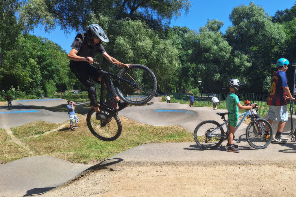 Spektakuläre Einlage auf dem Pumptrack: Ein junger Fahrer demonstrierte eindrucksvoll, was mit der richtigen Technik auf zwei Rädern möglich ist. Foto: Schumacher/pp/Agentur ProfiPress