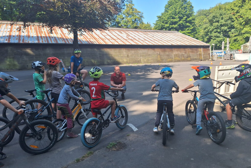 Trainer Roland Kaul bei einer Besprechung mit den jungen Teilnehmerinnen und Teilnehmern, die das „Kids-Rad-Diplom“ absolvierten. Foto: Schumacher/pp/Agentur ProfiPress