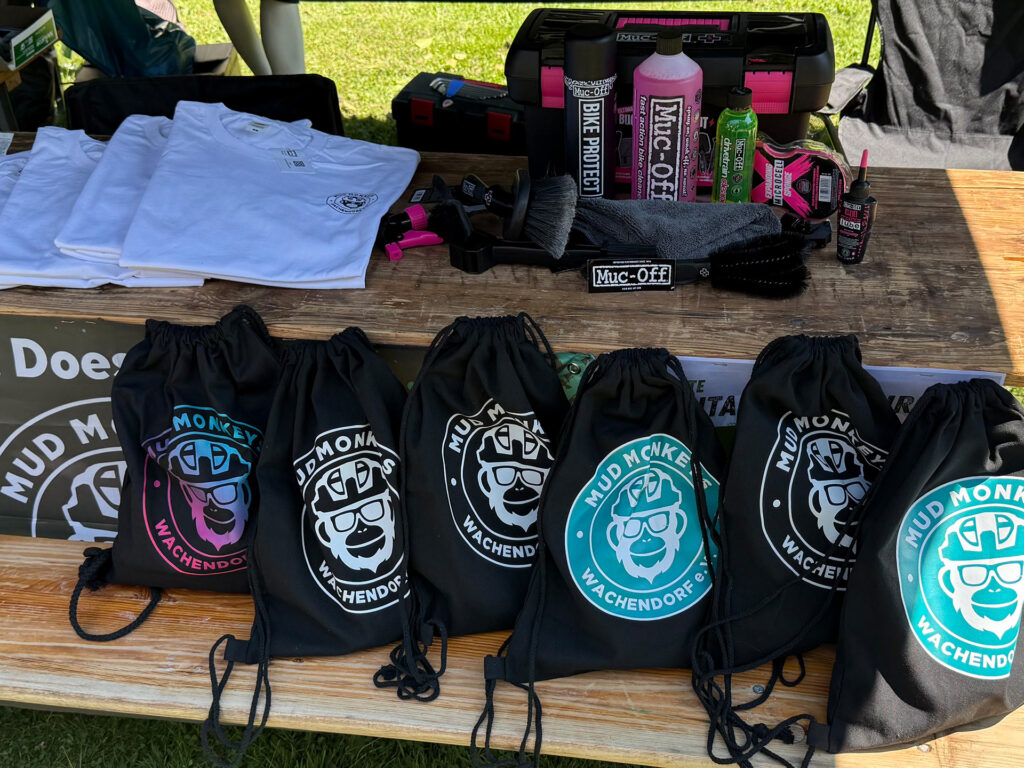 Bestens ausgestattet präsentierten sich die „Mud Monkeys Wachendorf“ mit Vereinsshirts, Rucksäcken und umfangreichem Zubehör an ihrem Stand. Foto: Mud Monkeys/pp/Agentur ProfiPress